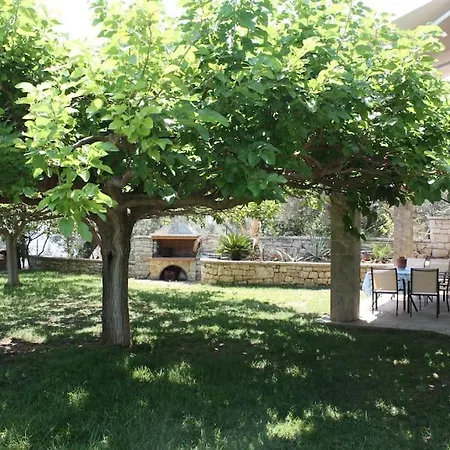 Karantou בית נופש Tirós