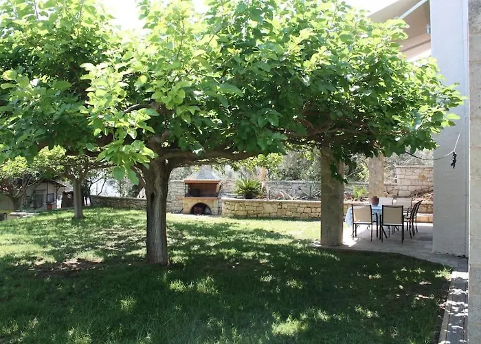 Karantou Nyaraló Tirósz