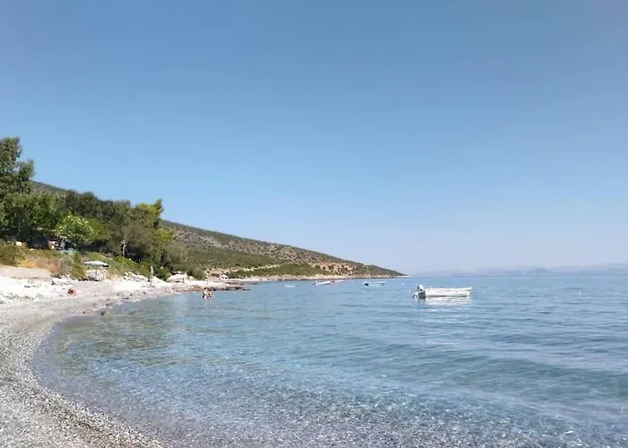 Nyaraló Karantou Tirósz