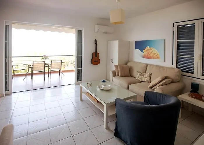 Karantou Nyaraló Tirósz